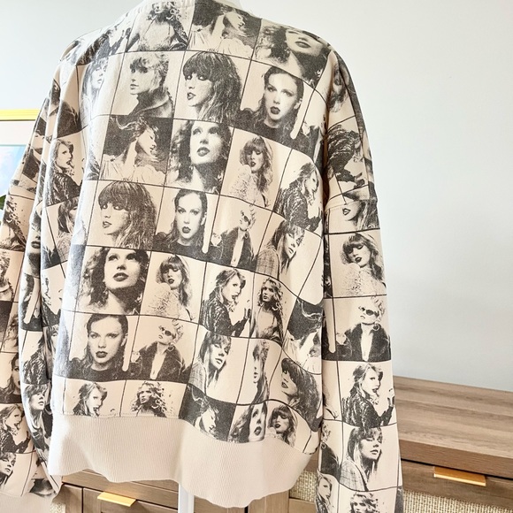 Taylor Swift The Eras Sweatshirt Cream Grey Graphic PLUS book! Size L - Picture 9 of 16